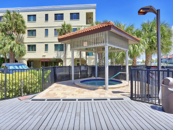 Luxurious Bayfront Condo Steps to beach